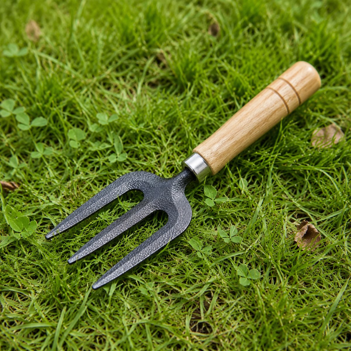 Golf Divot Repair Tool in Use on Green